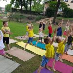 vaikai užsiima joga