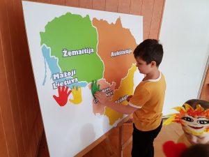 Vaikai prie Lietuvos žemėlapio