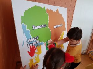 Vaikai prie Lietuvos žemėlapio