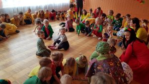 vaikai apkabina rankutėmis Lietuvą