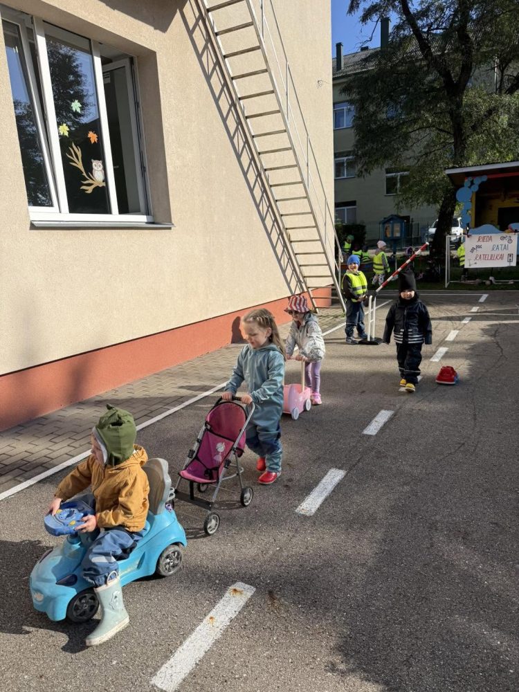 RESPUBLIKINĖ AKCIJA “RIEDA RATAI RATELIUKAI”