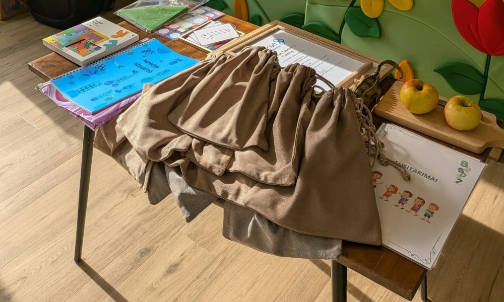 „Numicon“ yra vizualinė ir apčiuopiamoji matematikos mokymo sistema, sukurta Oksfordo universitete, skirta padėti vaikams lengviau suprasti skaičius, jų reikšmes ir tarpusavio ryšius. Pagrindinis šios metodikos principas – matematinių sąvokų vizualizavimas per specialias spalvotas plastikinio pagrindo kaladėles su skylutėmis, kurios atitinka skaičius nuo 1 iki 10.