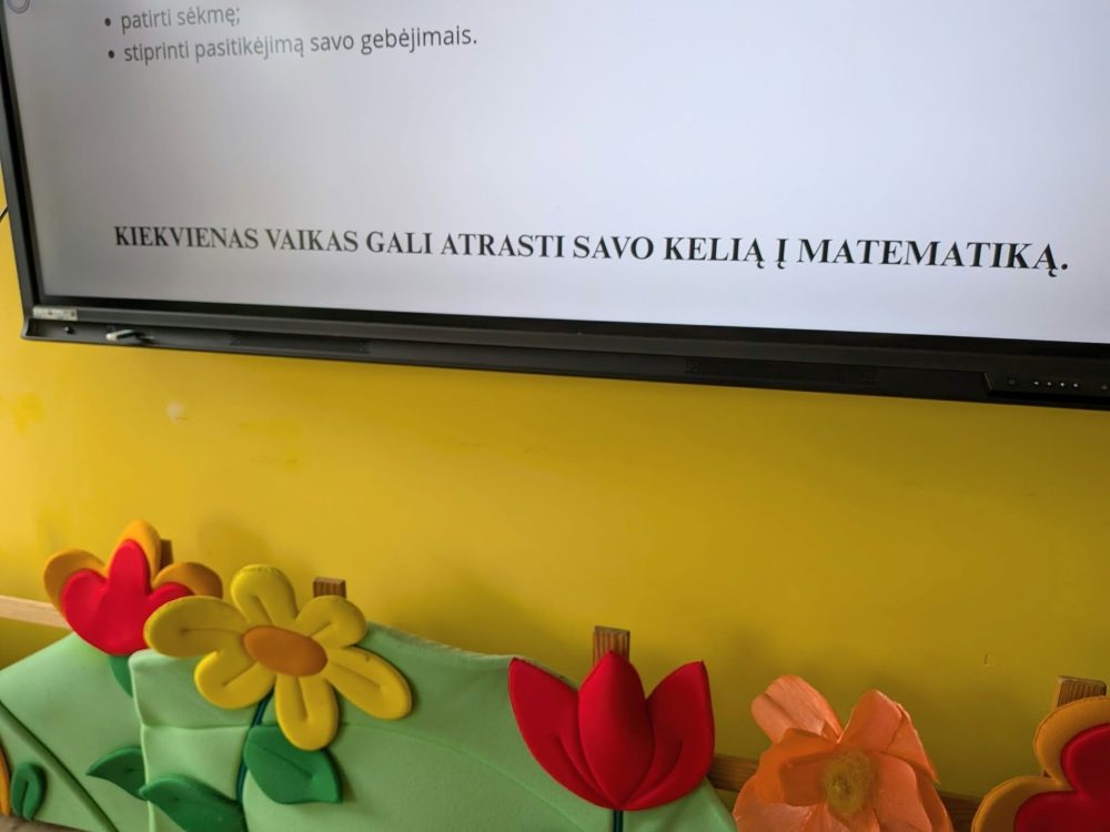 „Numicon“ yra vizualinė ir apčiuopiamoji matematikos mokymo sistema, sukurta Oksfordo universitete, skirta padėti vaikams lengviau suprasti skaičius, jų reikšmes ir tarpusavio ryšius. Pagrindinis šios metodikos principas – matematinių sąvokų vizualizavimas per specialias spalvotas plastikinio pagrindo kaladėles su skylutėmis, kurios atitinka skaičius nuo 1 iki 10.